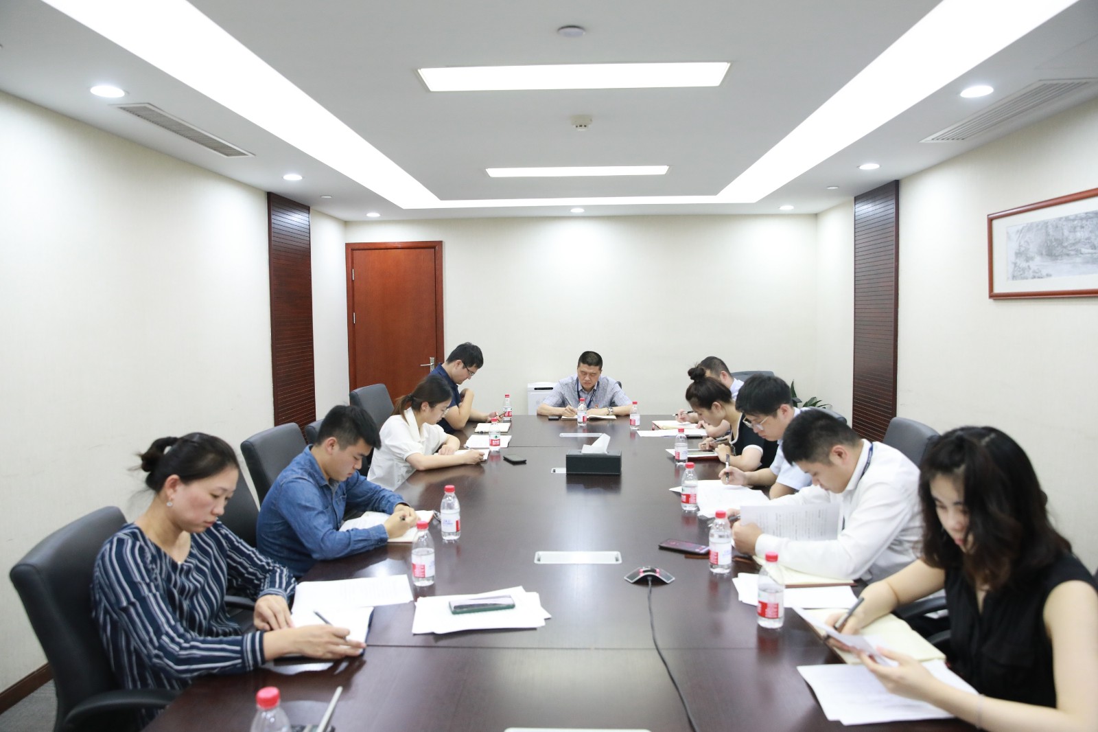 公司党委书记、董事长袁仁军以通常党员身份参与办公室党支部党员大会