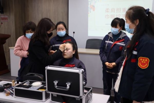 BTI体育花束般的“她们” | 工厂女工学化妆，俏丽度过三八节