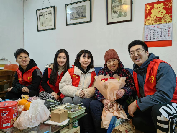启迪微心愿，雨花圆梦行 | 公司启迪公益社的自愿者探望慰问空巢老人