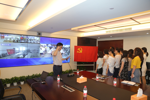 公司进行新党员宣誓典礼